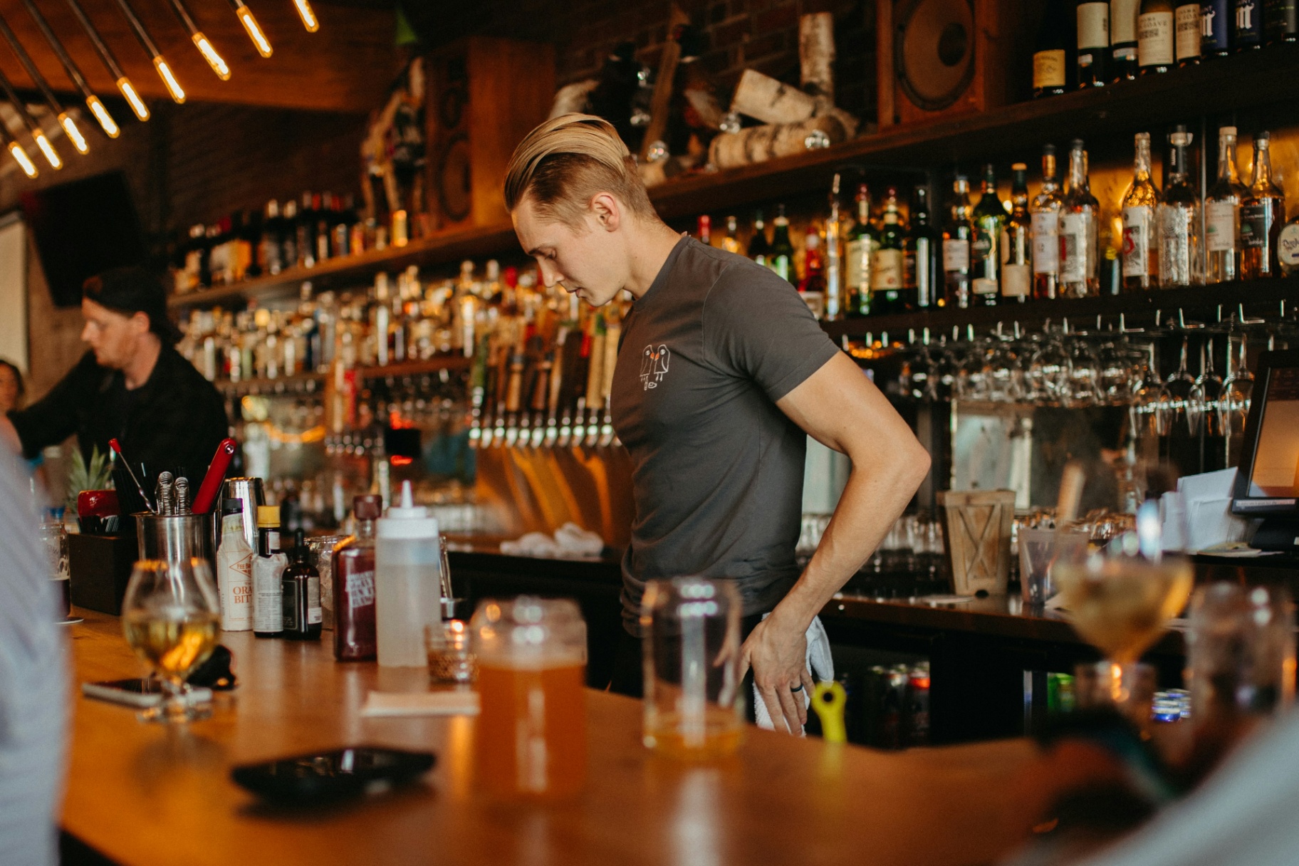 Bar cu selecție largă de băuturi