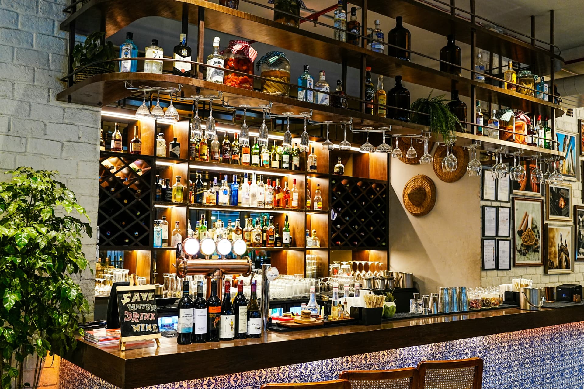 Bar cu rafturi de sticle iluminate